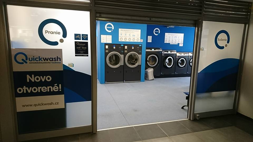 pracovník práčovni sa stará o prádlo